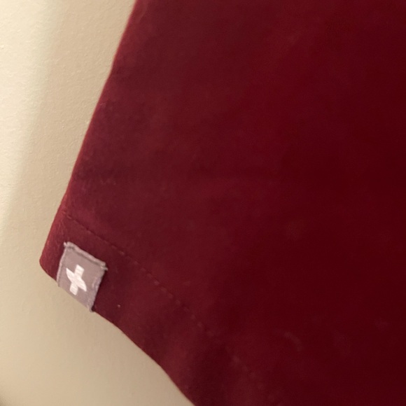 Figs Men’s Medium Leon Scrub Top in Burgundy - Picture 6 of 7